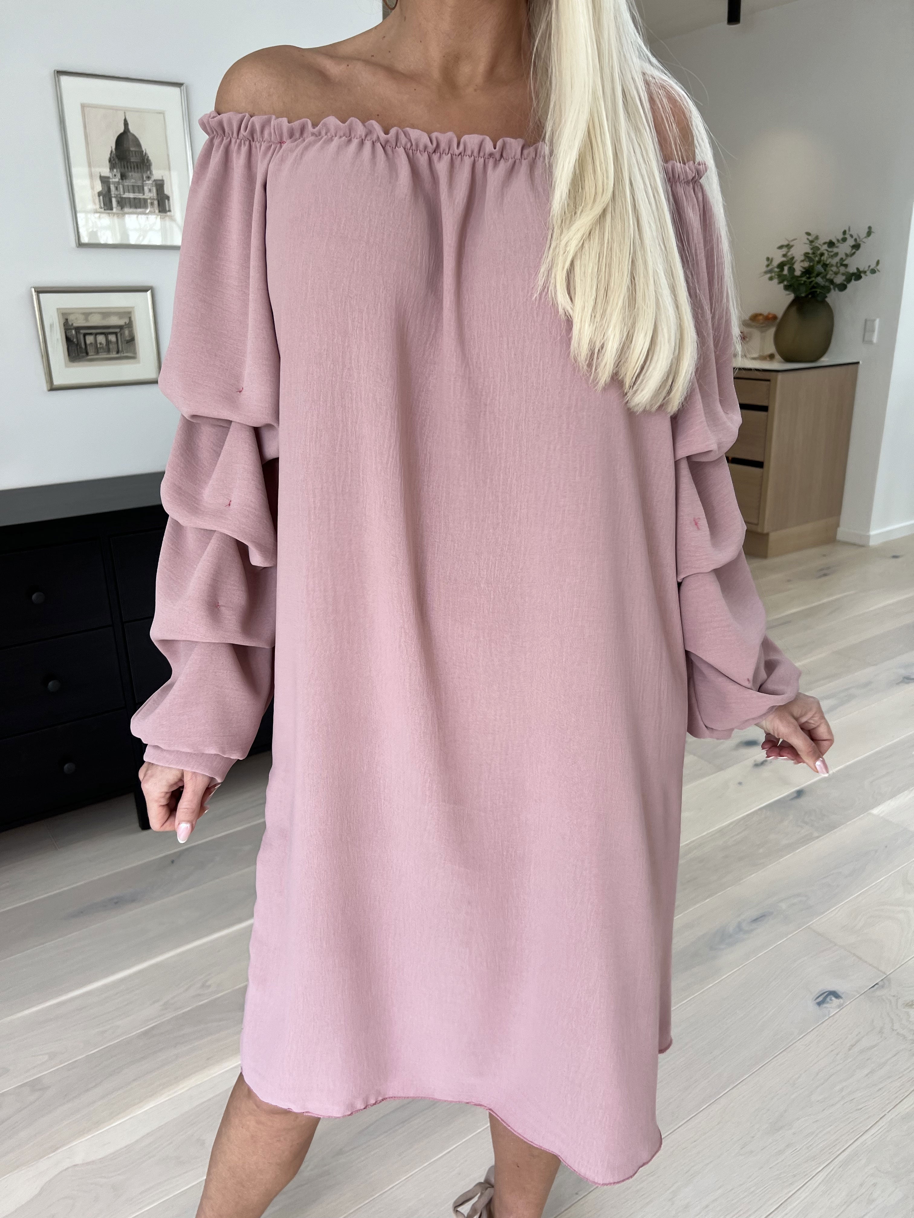 Joanna - Sød kjole i viskose med rynk på ærmerne